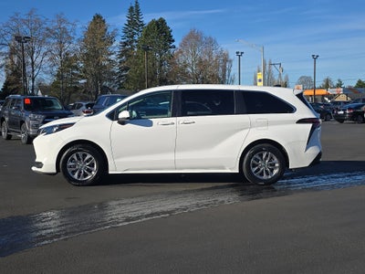 2024 Toyota Sienna LE