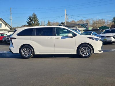 2024 Toyota Sienna LE